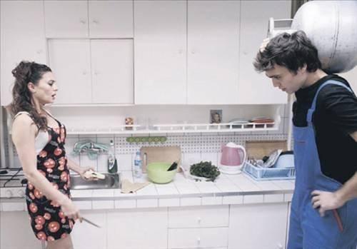 Hatice Aslan sevişme sahnelerinde zorlanıyor