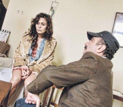 Hatice Aslan sevişme sahnelerinde zorlanıyor