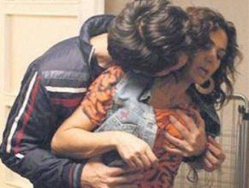 Hatice Aslan sevişme sahnelerinde zorlanıyor