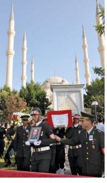 Kadın vekil şehit cenazesinde saf tuttu