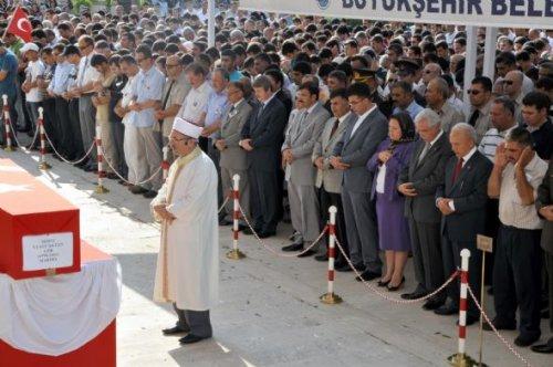 Kadın vekil şehit cenazesinde saf tuttu