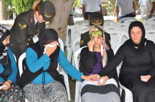 Kadın vekil şehit cenazesinde saf tuttu