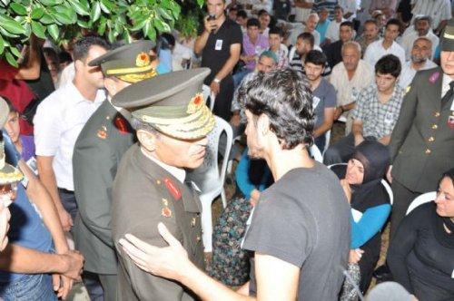 Kadın vekil şehit cenazesinde saf tuttu