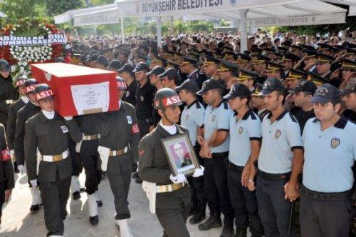 Kadın vekil şehit cenazesinde saf tuttu