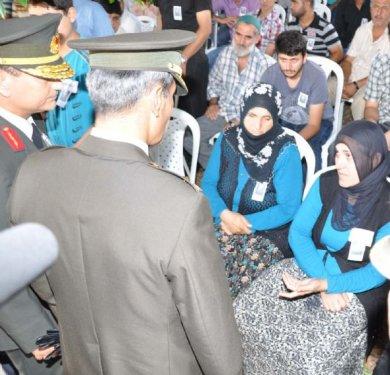 Kadın vekil şehit cenazesinde saf tuttu