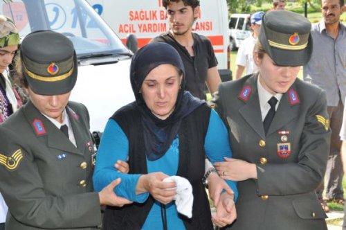 Kadın vekil şehit cenazesinde saf tuttu