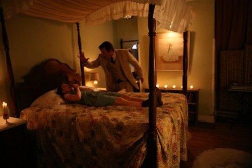 Kız öğrenciler şeytan kovma dersi alıyor