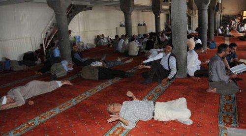 Namaz kıldıktan sonra camide uyuyorlar