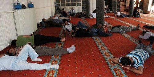 Namaz kıldıktan sonra camide uyuyorlar