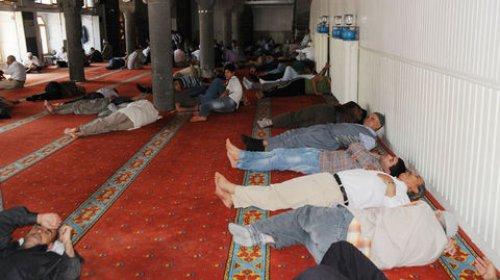 Namaz kıldıktan sonra camide uyuyorlar