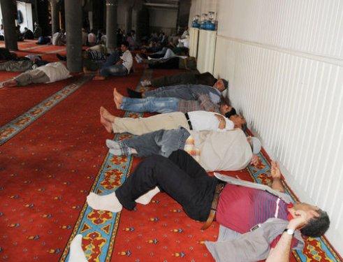 Namaz kıldıktan sonra camide uyuyorlar