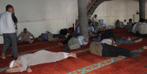 Namaz kıldıktan sonra camide uyuyorlar