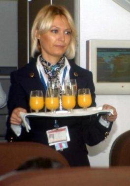 Fenalaşan hostesin yardımına Zafer Çağlayan koştu - Resim 7