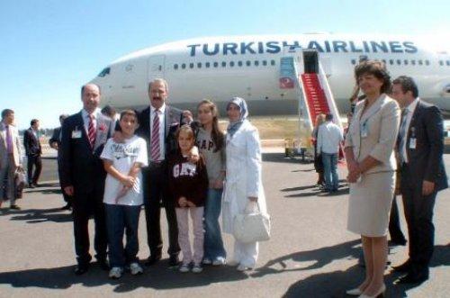 Fenalaşan hostesin yardımına Zafer Çağlayan koştu - Resim 12
