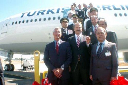 Fenalaşan hostesin yardımına Zafer Çağlayan koştu - Resim 3