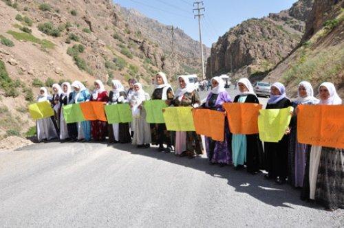 Annelerden patlama yerine beyaz tülbent