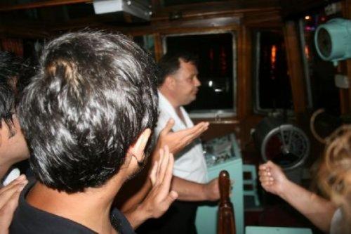 Öğrenciler Karaköy- Kadıköy vapurunu işgal etti