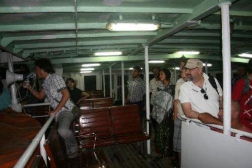 Öğrenciler Karaköy- Kadıköy vapurunu işgal etti