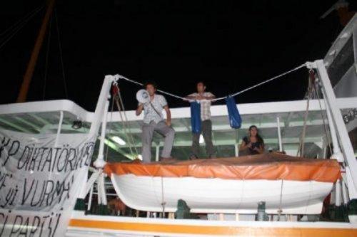 Öğrenciler Karaköy- Kadıköy vapurunu işgal etti