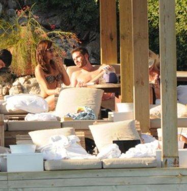 Hande Ataizi de bikinisini giydi - Foto Galeri