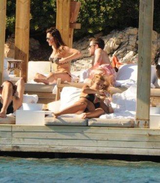 Hande Ataizi de bikinisini giydi - Foto Galeri