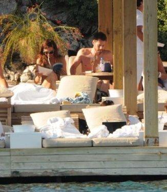 Hande Ataizi de bikinisini giydi - Foto Galeri