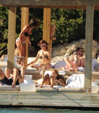Hande Ataizi de bikinisini giydi - Foto Galeri