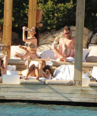 Hande Ataizi de bikinisini giydi - Foto Galeri