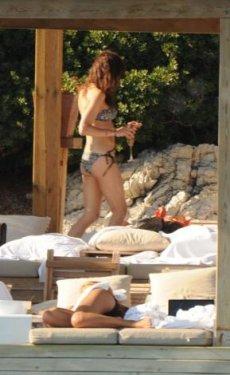 Hande Ataizi de bikinisini giydi - Foto Galeri