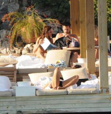 Hande Ataizi de bikinisini giydi - Foto Galeri