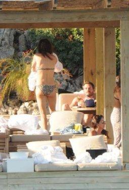 Hande Ataizi de bikinisini giydi - Foto Galeri