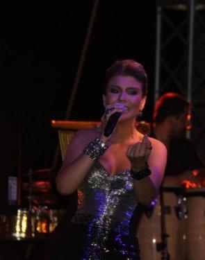 Gülben'in belini ince gösteren kıyafeti