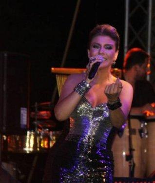 Gülben'in belini ince gösteren kıyafeti