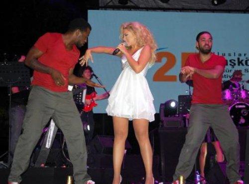 Hadise 50 bin kişiye konser verdi - Resim 4
