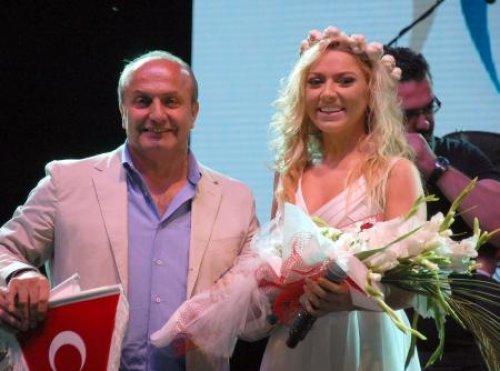 Hadise 50 bin kişiye konser verdi - Resim 1
