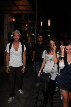 Beren Saat'in iç çamaşırlı kıyafeti