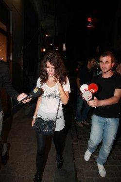 Beren Saat'in iç çamaşırlı kıyafeti