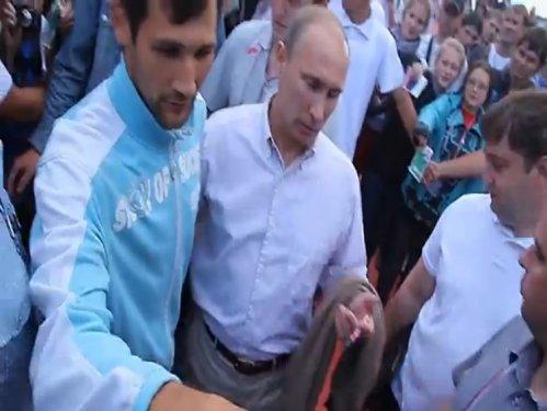 Putin için 1000 Rus kadının göğsünü elledi  - Resim 2