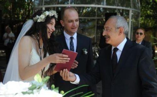 Emine Ülker Tarhan kızını evlendirdi