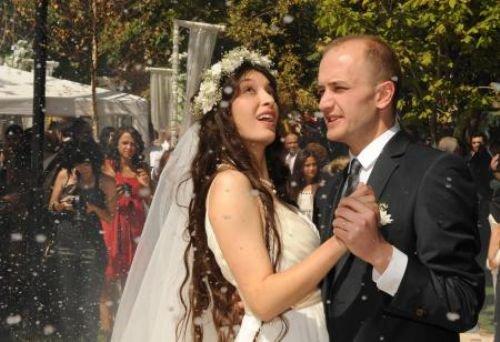 Emine Ülker Tarhan kızını evlendirdi