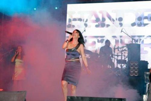 Hande Yener konserde frikik verdi