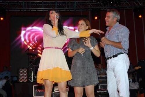 Hande Yener konserde frikik verdi