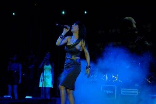 Hande Yener konserde frikik verdi