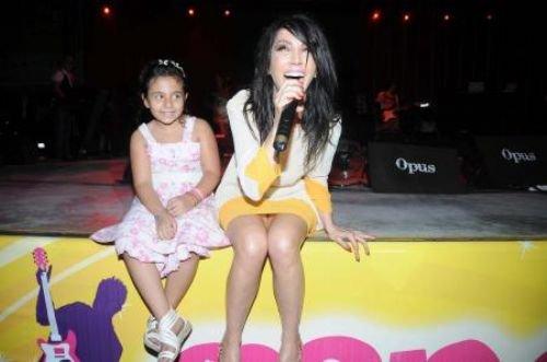 Hande Yener konserde frikik verdi