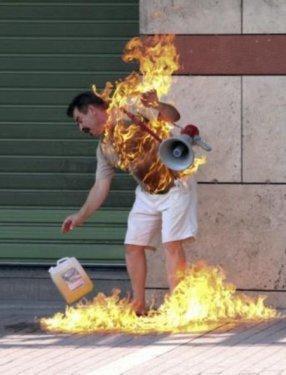 Borcu olan Yunan işadamı kendini yaktı