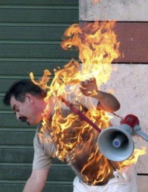 Borcu olan Yunan işadamı kendini yaktı