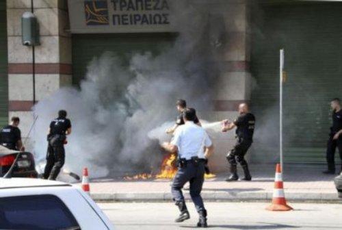 Borcu olan Yunan işadamı kendini yaktı