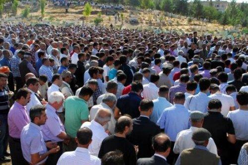 Siirt'te terör kurbanı genç kızlara son görev - Resim 10