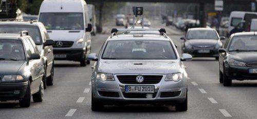 Sürücüsüz otomobil trafikte - Resim 1