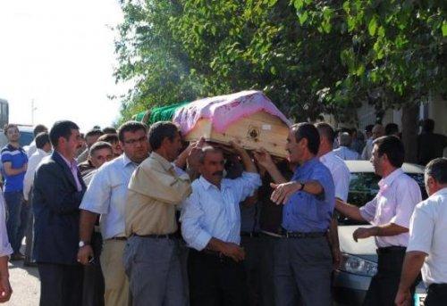 Siirt'te terör kurbanı genç kızlara son görev - Resim 11